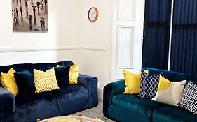 Designed For Team Stays, City Centre, Sleeps 9!